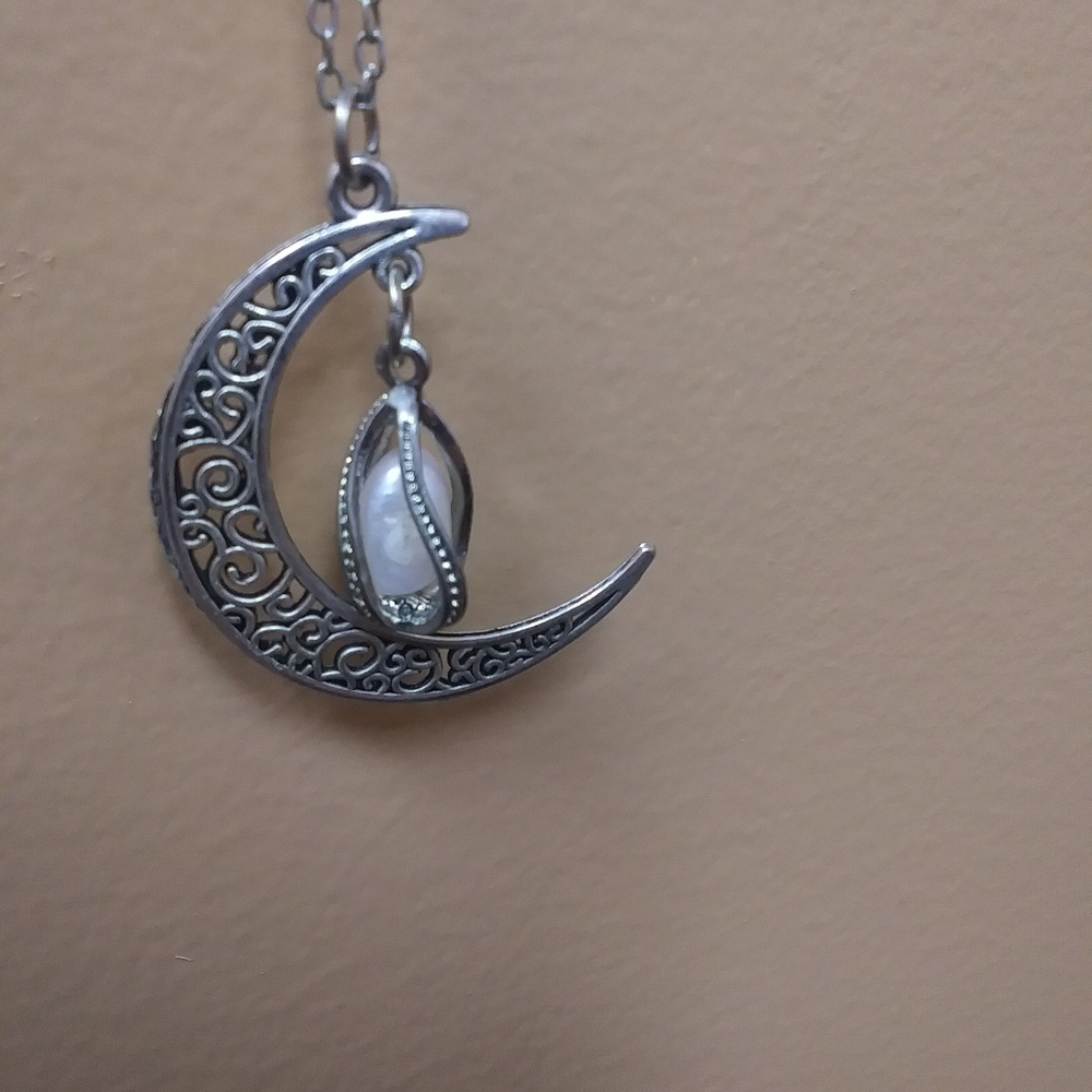 Pearl moon necklace